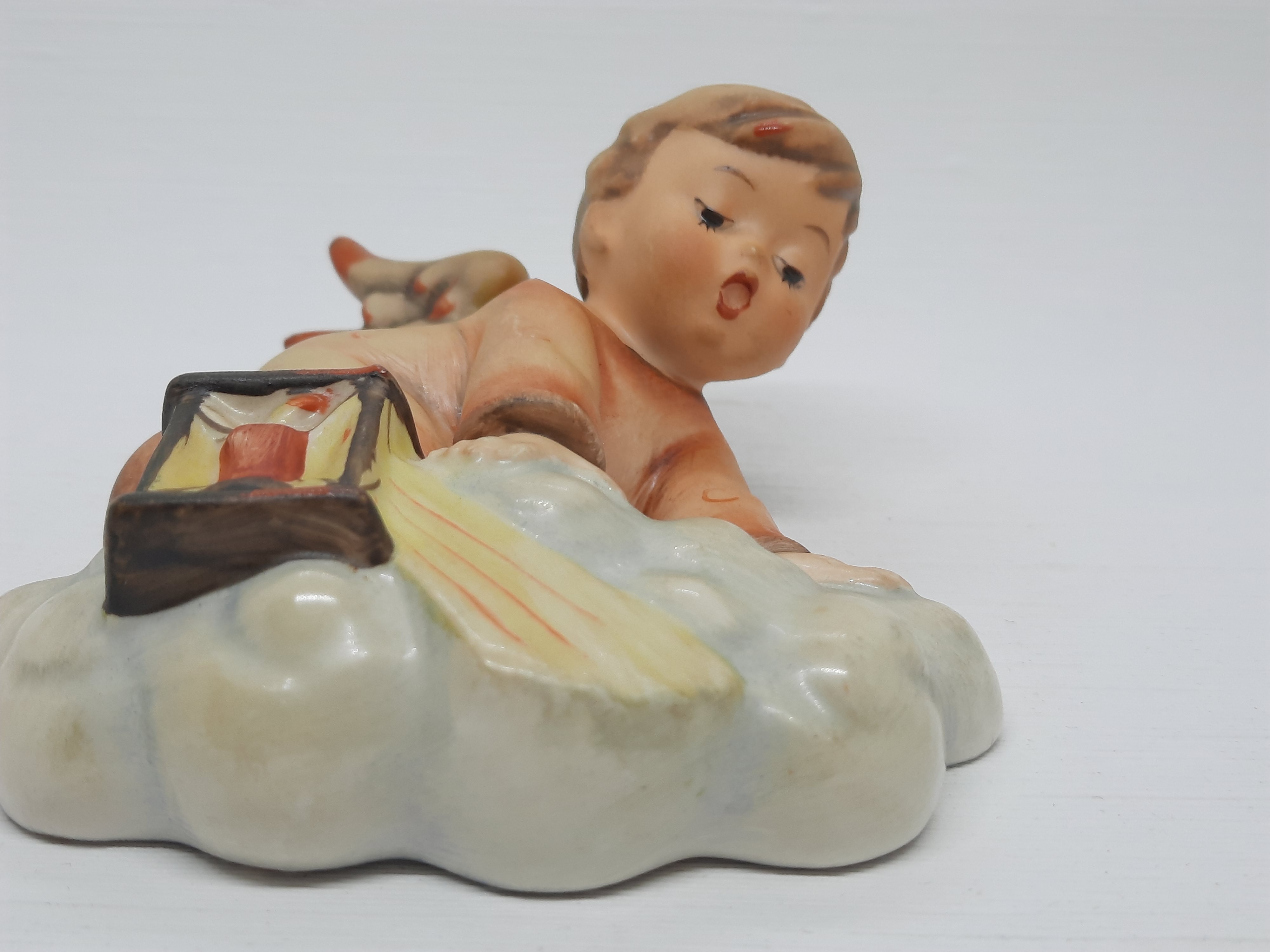 GE - 310 - Merry Christmas Angel on cloud with Lantern