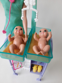 Barbie - 2019 - Career - Kinderarts met verzorgingskar (GKH23)