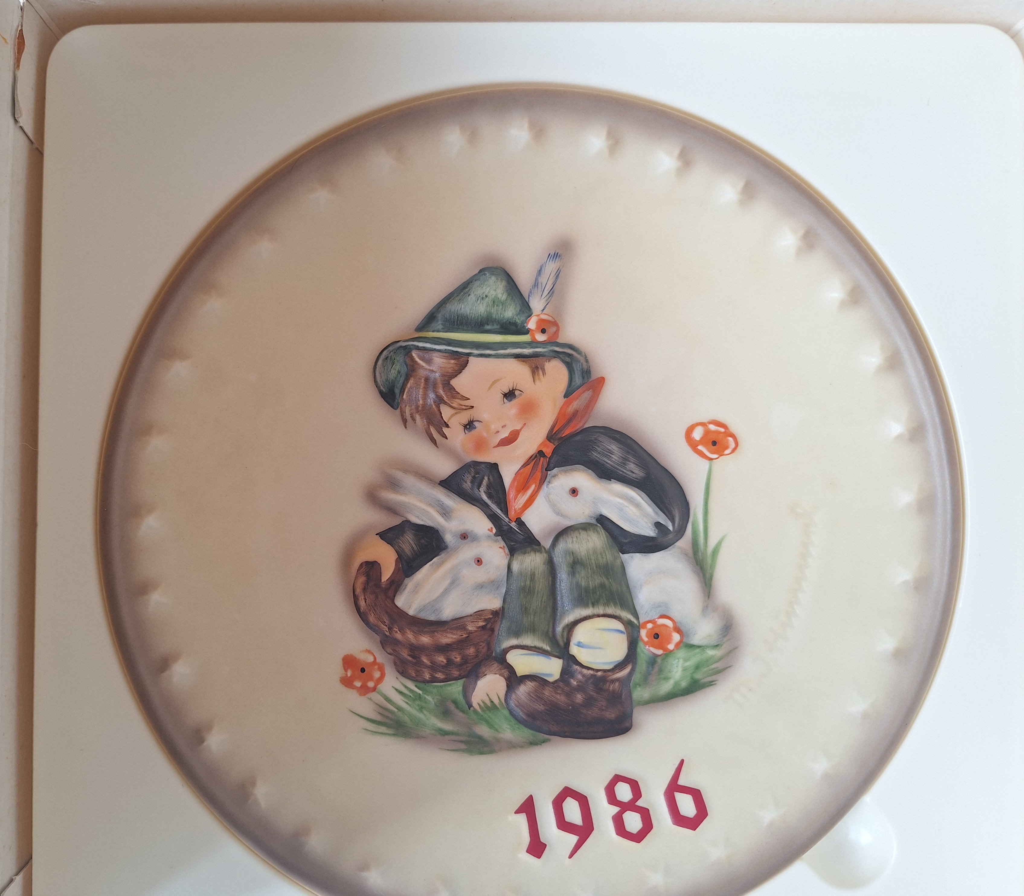 GH - Reliëfbord - Jaarbord 1986 met doos