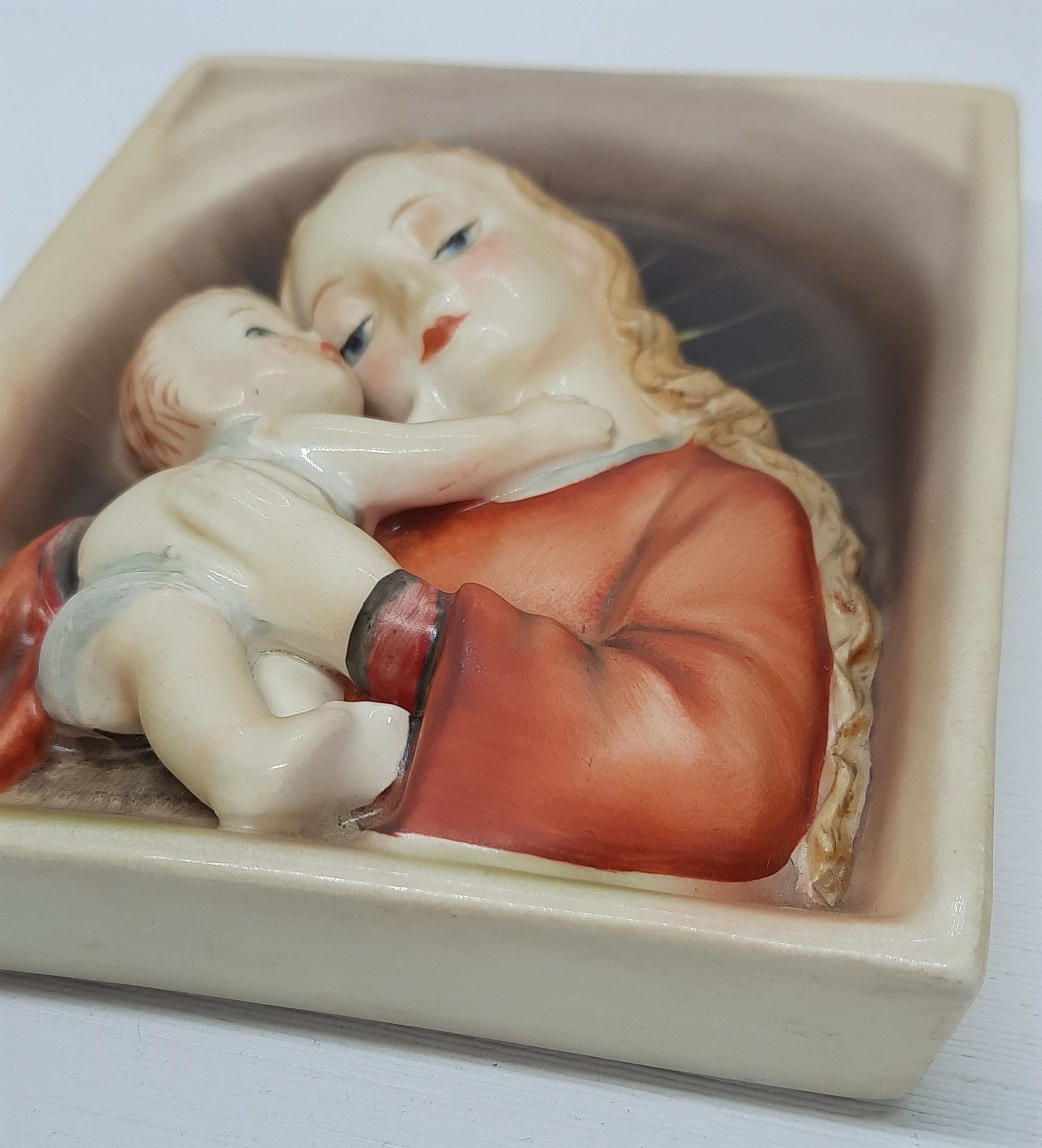 GR - 48/0 - Madonna met kind (wall plaque)