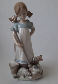 Lladro - Meisje met speelse kittens (#5232)