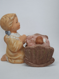 Goebel 66 972 Muziekdoosje "meisje bij poppenbedje"