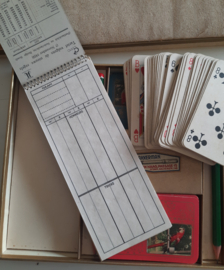 Oude doos met bridge spel