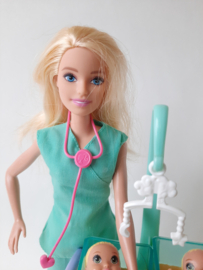 Barbie - 2019 - Career - Kinderarts met verzorgingskar (GKH23)