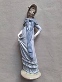 Lladro - Lady with shawl (NAO #290)