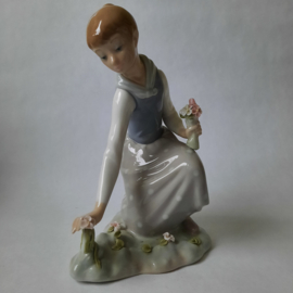 Lladro - Girl Picking Flowers