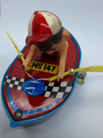 Blikken jongen in roeiboot