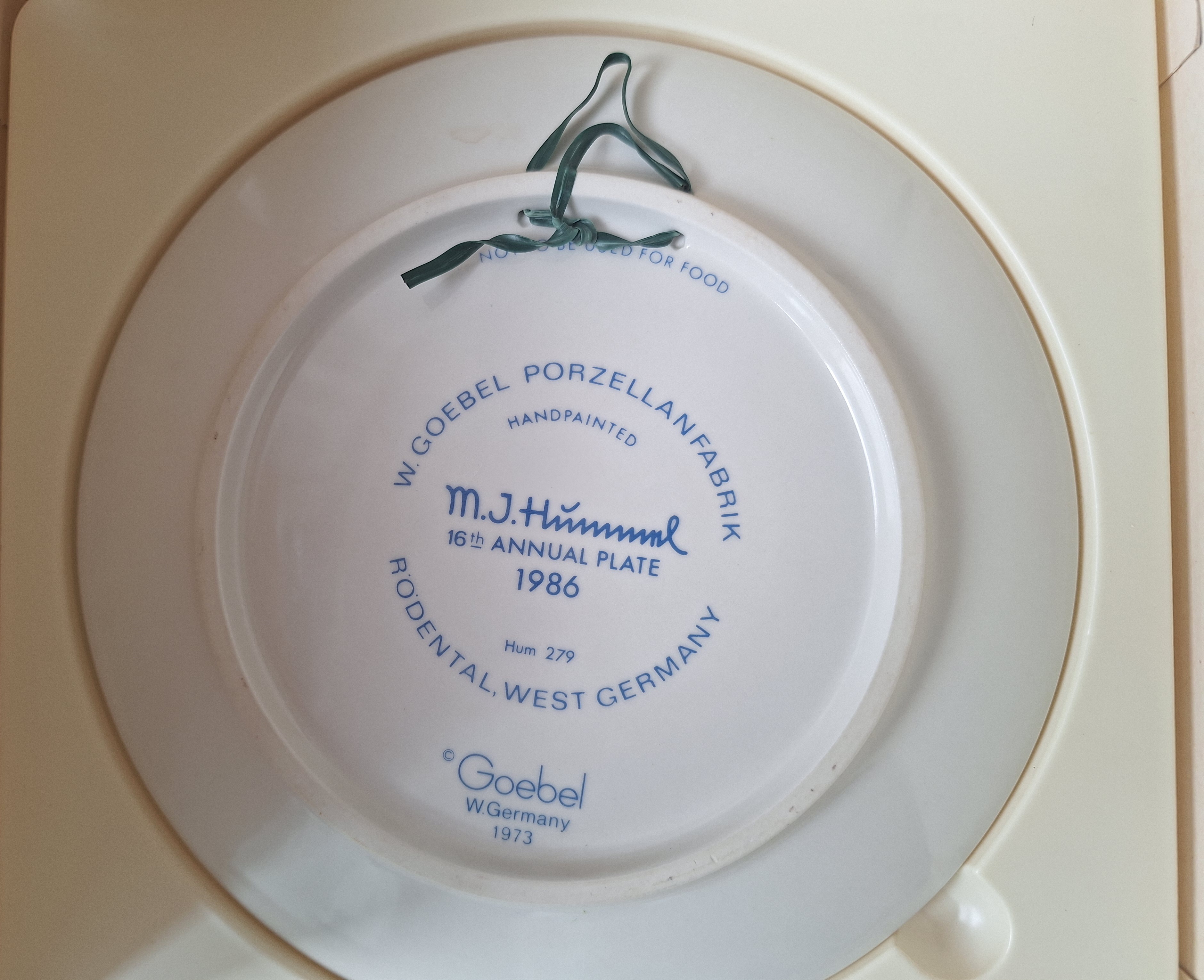 GH - Reliëfbord - Jaarbord 1986 met doos
