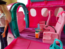Barbie vliegtuig met piloot en enkele accessoires