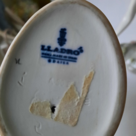 Lladro - Meisje met Aronskelken  (imperfect) (#4560)
