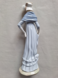 Lladro - Lady with shawl (NAO #290)