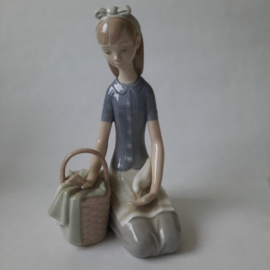 Lladro - Meisje met mand en duif