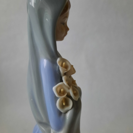 Lladro - Meisje met Aronskelken  (imperfect) (#4560)
