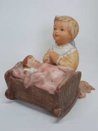 Goebel 66 972 Muziekdoosje "meisje bij poppenbedje"