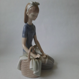 Lladro - Meisje met mand en duif (#4909)