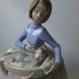 Lladro -  Mother's joy (#1381)
