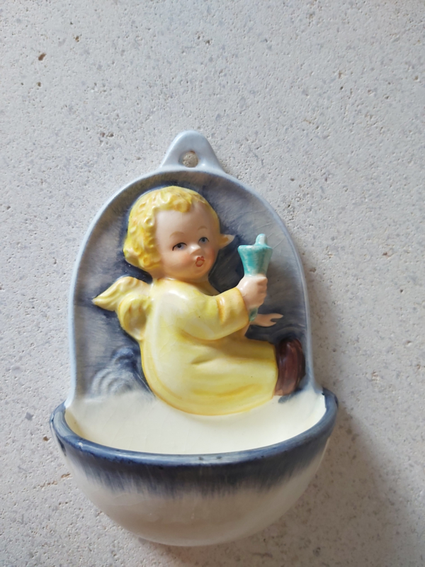 GW - 67 Wijwaterbakje met baby engel met bel