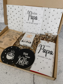 Vaderdag brievenbus cadeau - 2 Koffie, 2 onderzetters, chocoladereep & spel