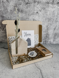 'Hoera nieuwe woning' brievenbus cadeau - Huisje met droogbloemen, sleutelhanger & snoepjes
