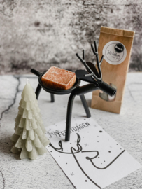 Kerstpakket - met o.a. een metalen hert en amber geurblokje