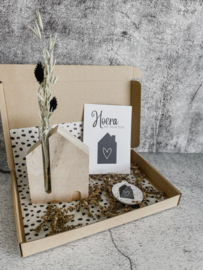 'Hoera nieuwe woning' brievenbus cadeau - Huisje met droogbloemen en sleutelhanger