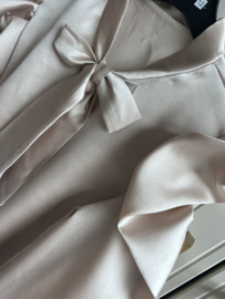 Beige blouse met strik