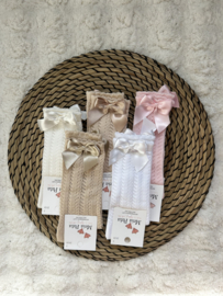 Kniekous satijnen strik wit