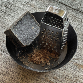 Set van een zwart schaaltje, zilveren mini rasp en amberblokje naar keuze