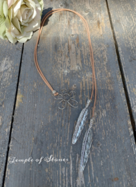 Suede ketting bloem en engelenvleugels Bruin