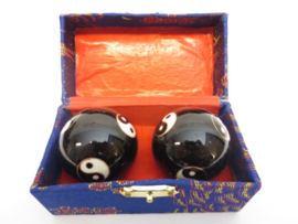 Meridiaankogels zwart met Yin Yang 4.5cm
