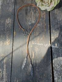 Suede ketting bloem en engelenvleugels Bruin