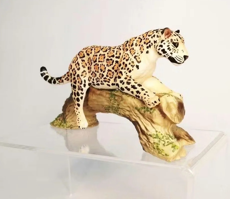 Jaguar (vrouwtje) op boomstam  Toymany