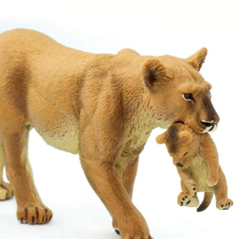 Lioness with cub   S225229