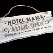 Woodart bordje hangend 12x30cm hotel mama antique white moederdag