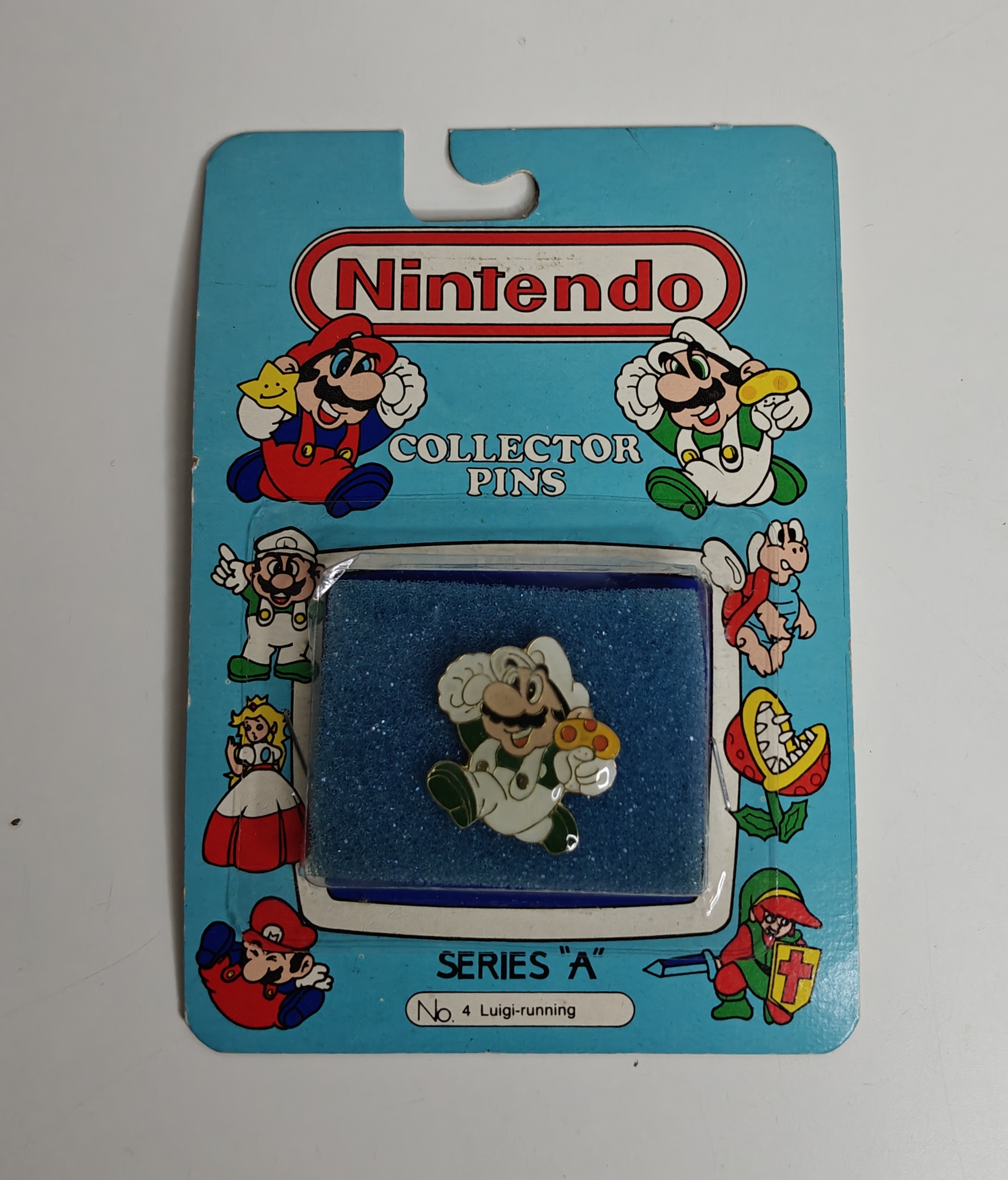 Nintendo Collector Pins Series "A" (new) #04 Luigi Running
