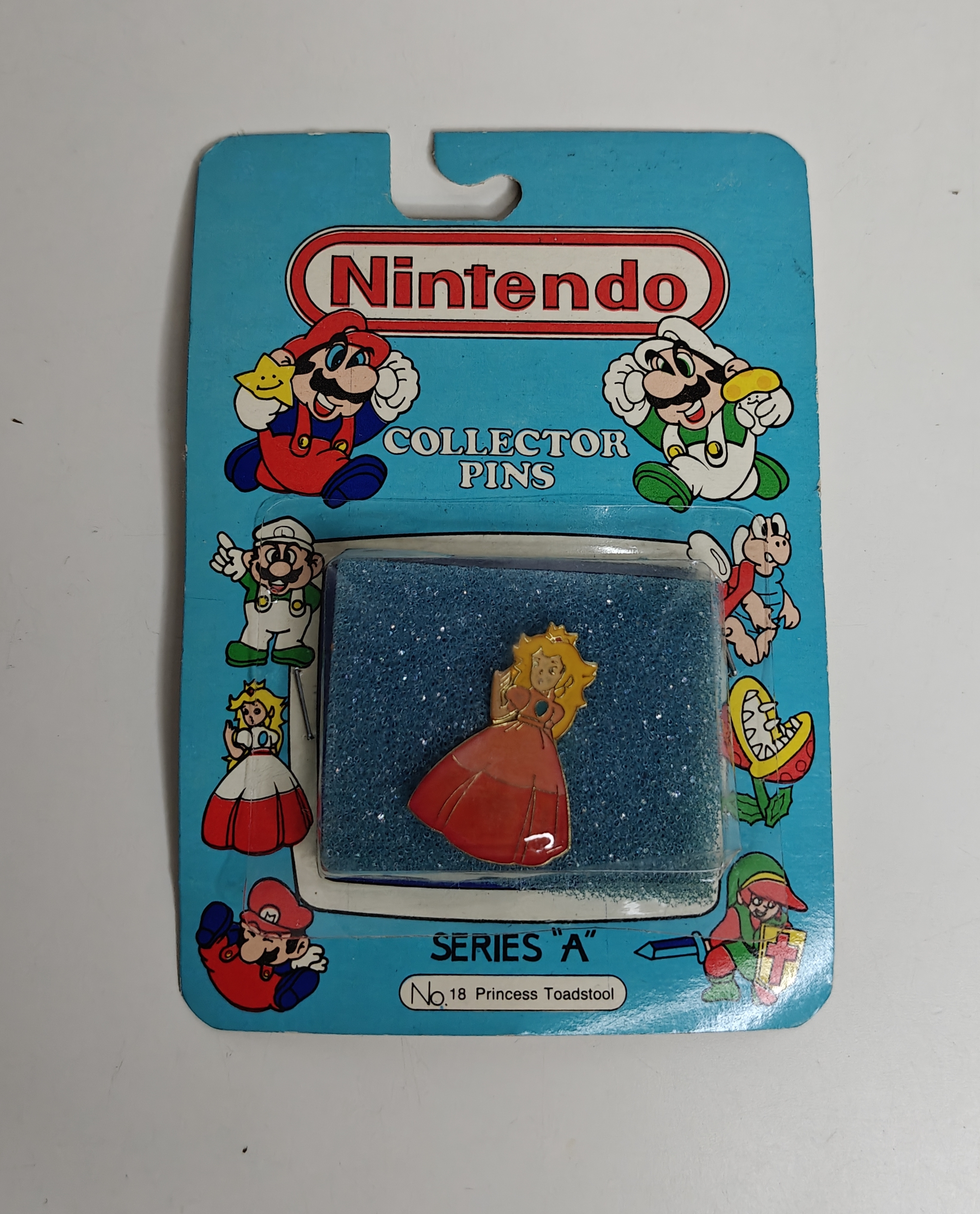 Nintendo Collector Pins Series "A" (new) #18 Princess Toadstool