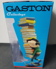 Guust Flater (Gaston) - Guust met stapel boeken - 2019