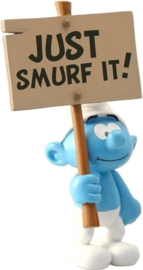 Smurf met bord 'Just Smurf It'  - Plastoy  - 2019