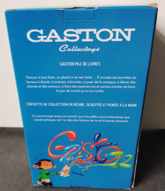 Guust Flater (Gaston) - Guust met stapel boeken - 2019