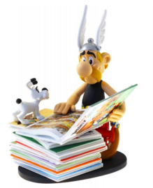 Asterix en Idefix met de stapel albums  - Plastoy  - 2019