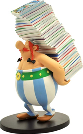 Obelix met stapel albums - Serie: Asterix en Obelix - Beeld - Plastoy  - 2019