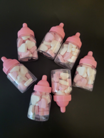 Baby flesje roze gevuld met hartjes snoepjes 9 cm