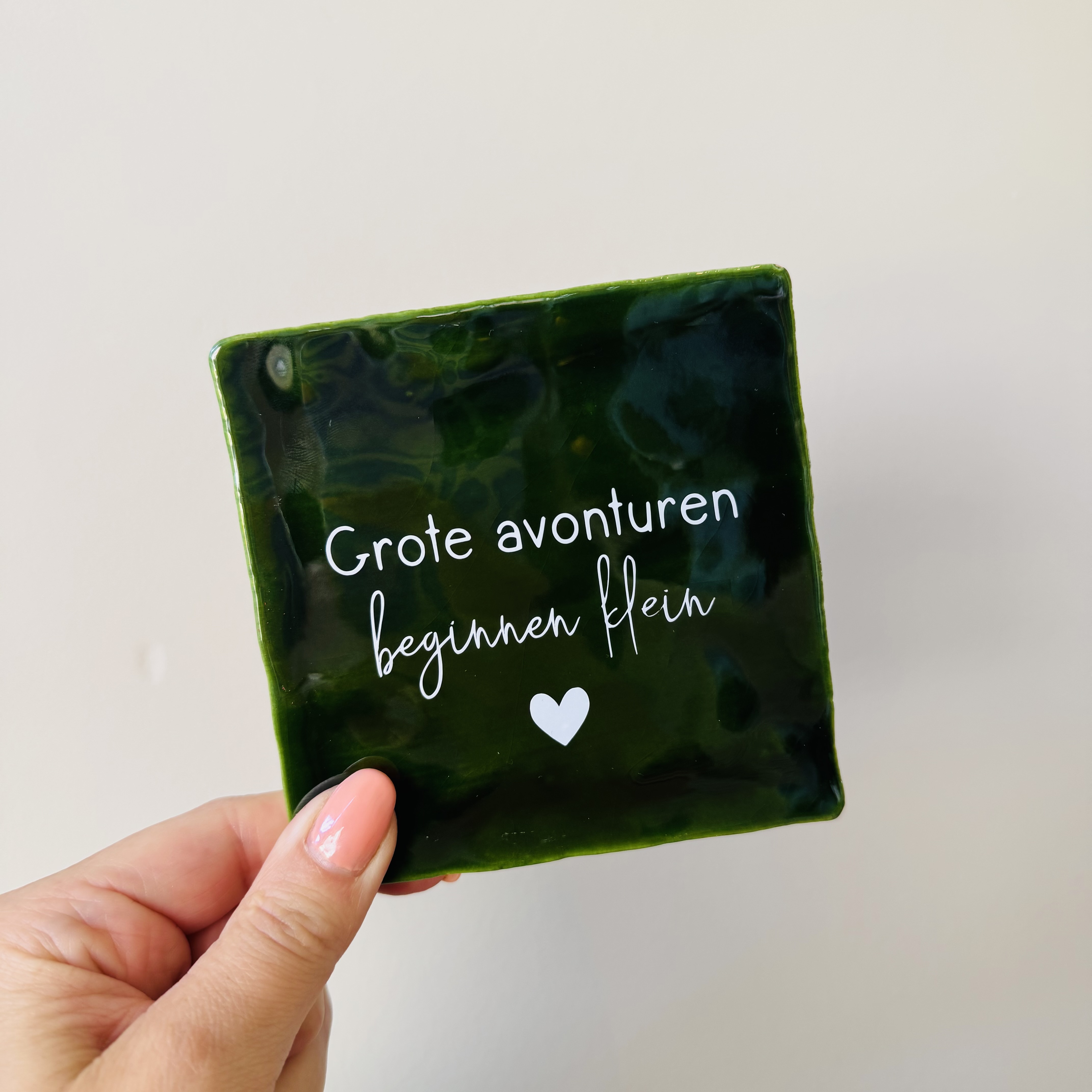 Tegeltje - Grote avonturen beginnen klein