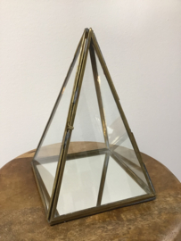 Glazen piramide - stolp