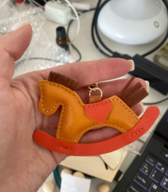 Leren sleutelhanger hobbelpaard oranje