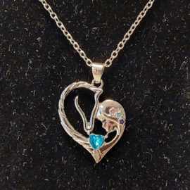 Ketting met paardenhoofd in hartvorm en steentje