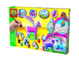Gieten en schilderen paarden