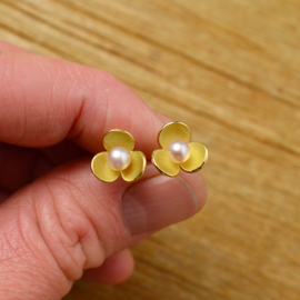 "Honing zoet." Gouden bloem oorstekers met parels.