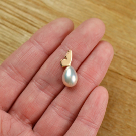 Pendant butterfly pearl drop shape.