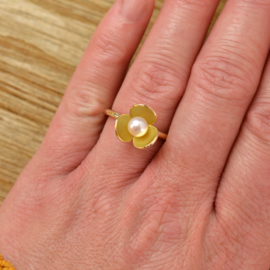Sugar sweet flower ring with pearl.